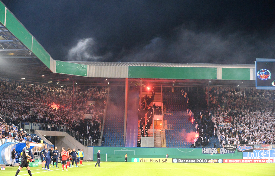 Hansa Pokalspiel Gegen Hertha Von Pyro Eklat Uberschattet Liga3 Online De