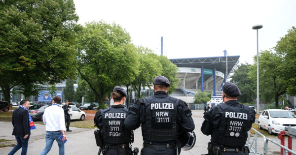 Derby In Duisburg: Polizei Bereitet Sich Auf Großeinsatz Vor – Liga3 ...